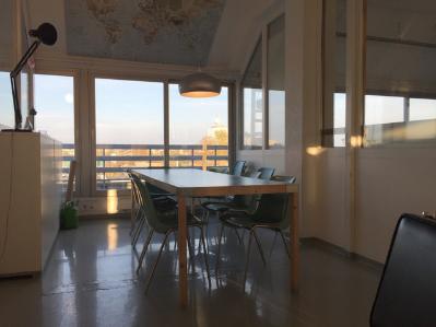 Une image contenant intérieur, meubles, chaise, sol

Le contenu généré par l’IA peut être incorrect.